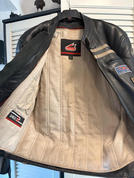 Lederjacke2.thumb.jpeg.eb633e603b5580c15e8bdbe82ab421c2.jpeg